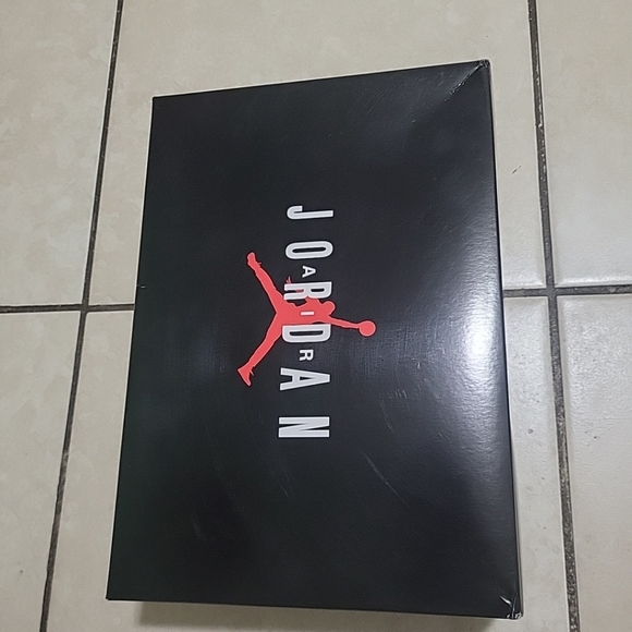 Empty Shoe Box - Picture 3 of 5